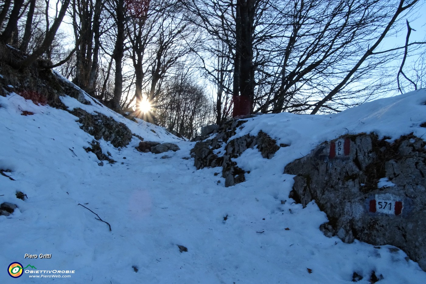 68 Neve salendo in Monte Tesoro sul 571 DOL.JPG